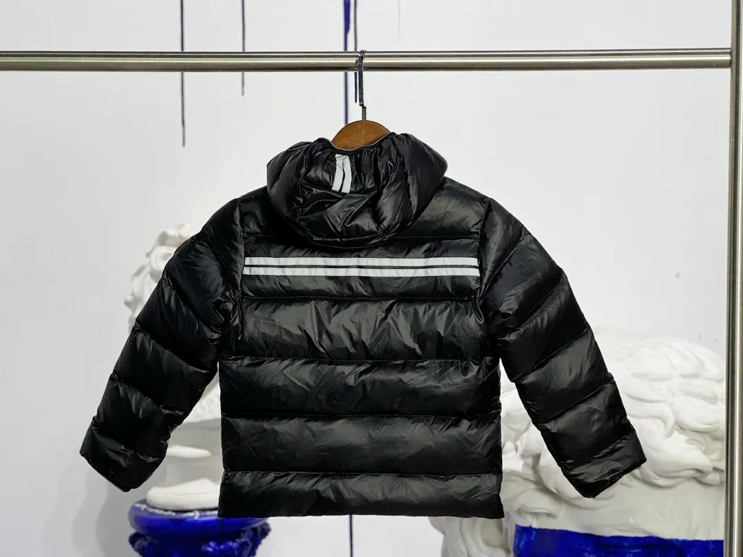 P640 CANADA GOOSE Canada Goose Crofton Children's Down Hoodie Big Goose Down Jacket 5460K Product Features ·This style uses thin channel-filled structural filling: 750-fill duck down, with lightweight fabrics and trims, lightweight and warm, allowing you to move freely ·Decorated with iconic double-stripe reflective details on the back ·Adjustable down hood sewn with reflective trim to enhance warmth and better protect against bad weather ·A weatherproof placket is designed under the two-way zipper to prevent wind and keep warm. The zipper opens from the bottom for increased range of motion and improved breathability. Power Stretch® reflective cuffs are stylish and lightweight, adding wind protection and warmth and making you more visible in low-light environments. Goose I.D. heritage label on the inside. 2 exterior pockets: Hand pockets with zipper closure and tricot fabric at the joints for softness and warmth.